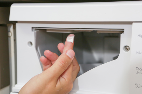 Limpe os orifícios da zona de encaixe da gaveta, para não dificultar a passagem da água e do detergente.